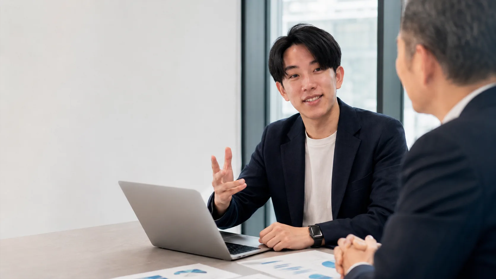 Web集客の改善方針について打ち合わせる様子